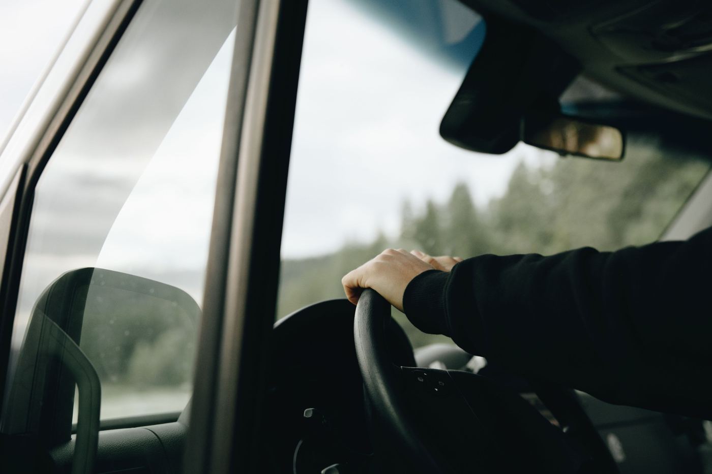 Mãos ao volante durante a condução